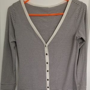 Lululemon Awesoma Henley Size 6